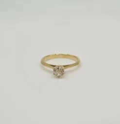 Solitaire or jaune serti d'un diamant taille ancienne