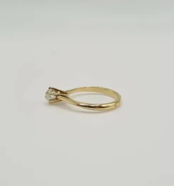 Solitaire or jaune serti d'un diamant taille ancienne
