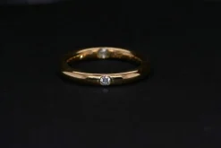 Solitaire rond en or serti d'un diamant taille brillant