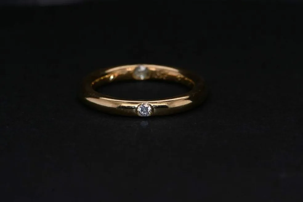 Solitaire rond en or serti d'un diamant taille brillant