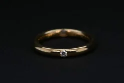 Solitaire rond en or serti d'un diamant taille brillant