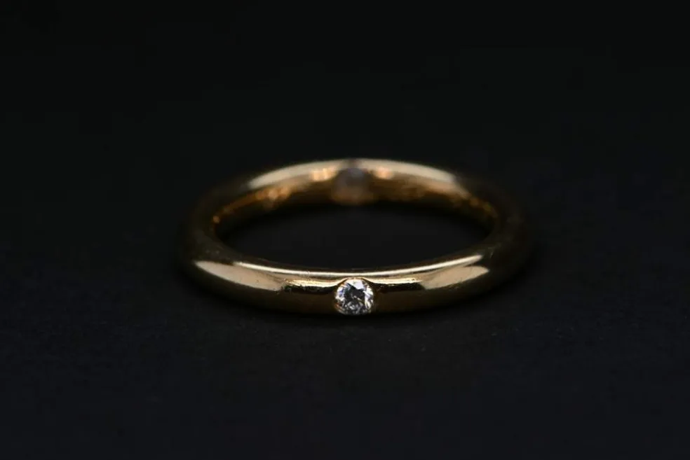Solitaire rond en or serti d'un diamant taille brillant
