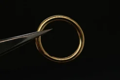 Solitaire rond en or serti d'un diamant taille brillant