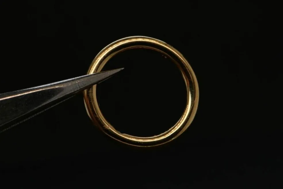Solitaire rond en or serti d'un diamant taille brillant