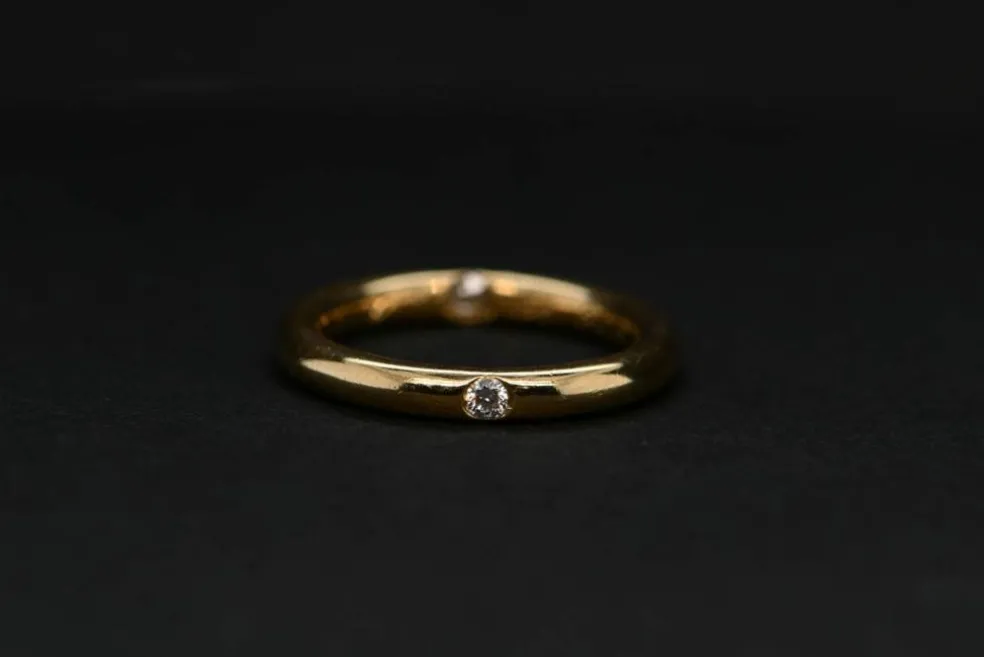 Solitaire rond en or serti d'un diamant taille brillant