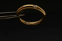 Solitaire rond en or serti d'un diamant taille brillant