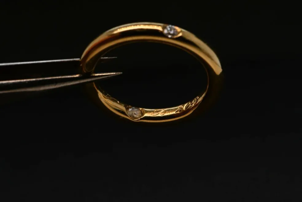 Solitaire rond en or serti d'un diamant taille brillant