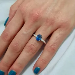 Solitaire saphir diamants or blanc