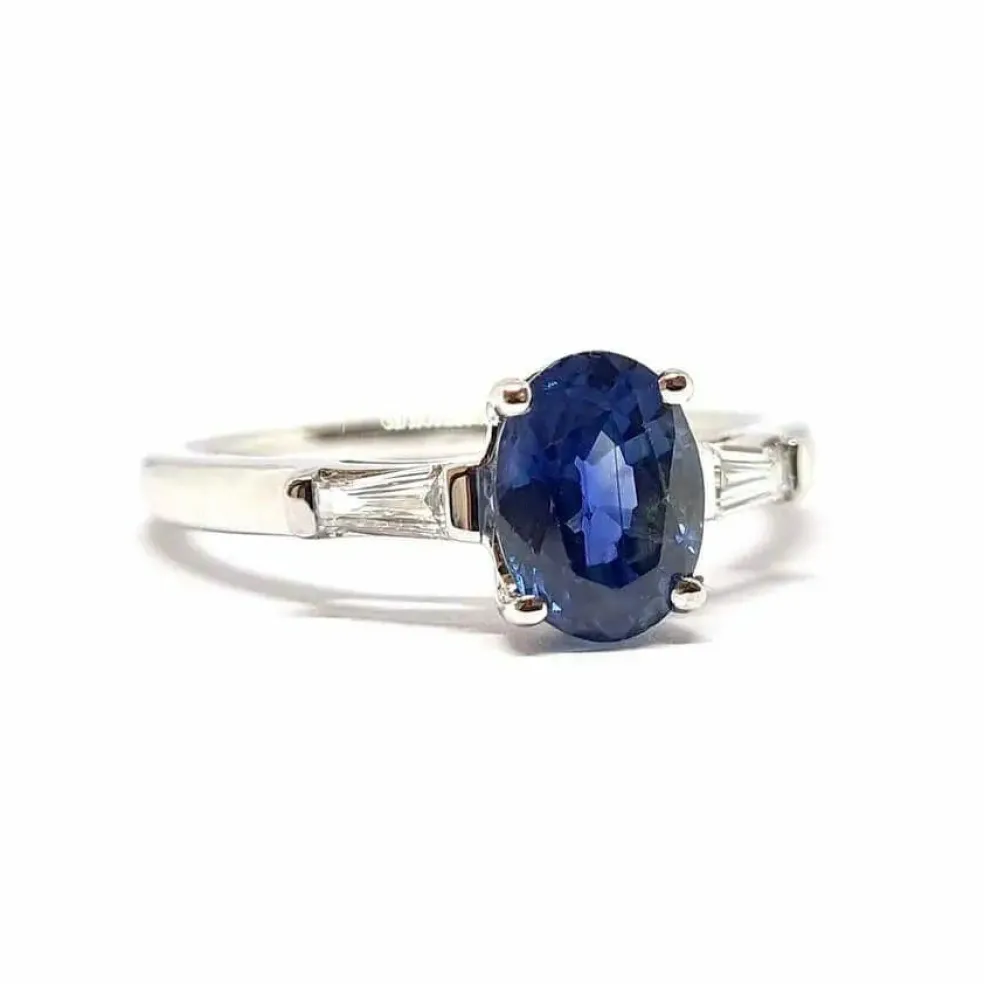 Solitaire saphir diamants or blanc