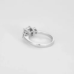 Solitaire trilogie or blanc, diamant princesse 1,50 carat.