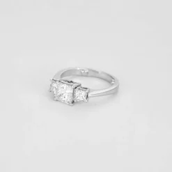 Solitaire trilogie or blanc, diamant princesse 1,50 carat.