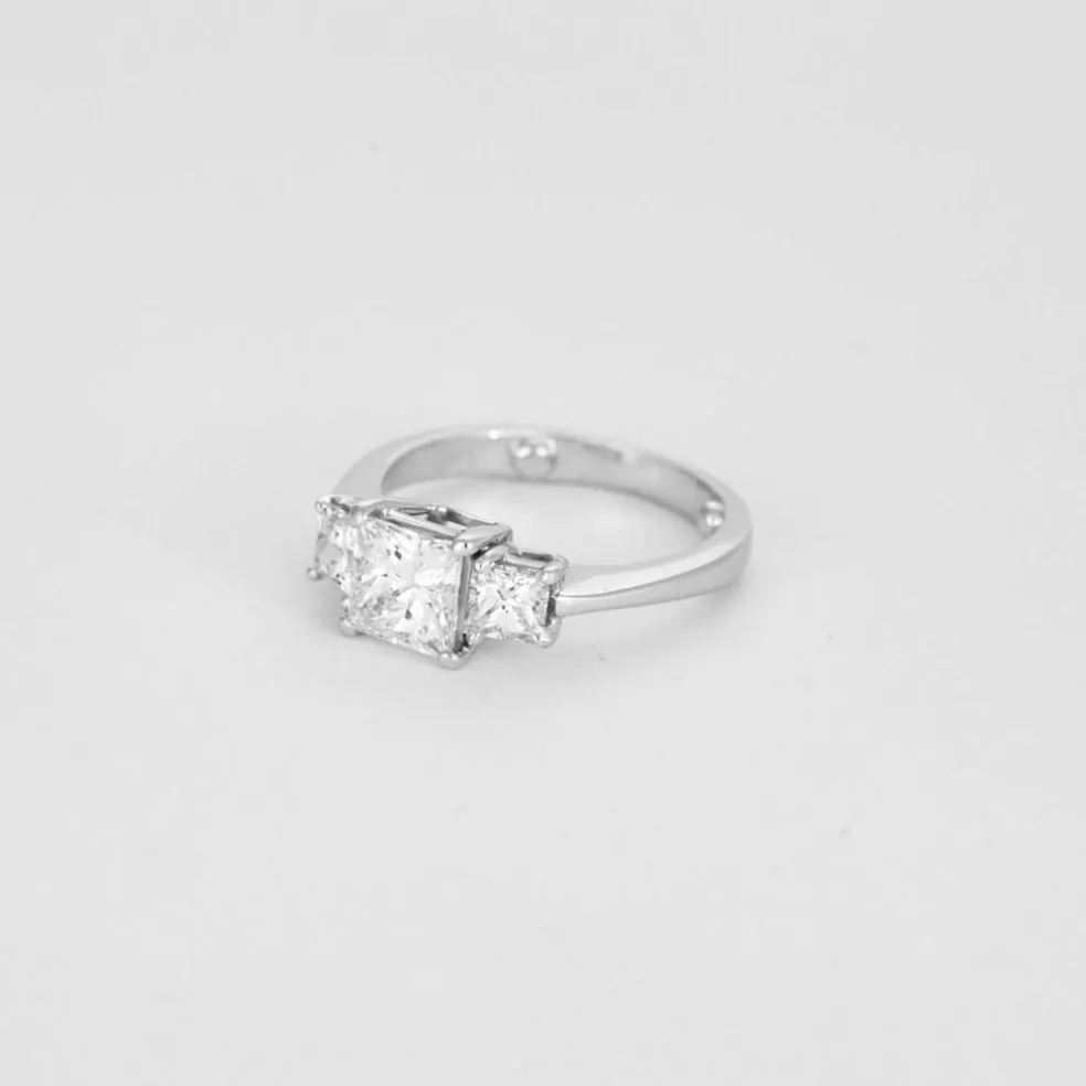 Solitaire trilogie or blanc, diamant princesse 1,50 carat.