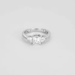 Solitaire trilogie or blanc, diamant princesse 1,50 carat.