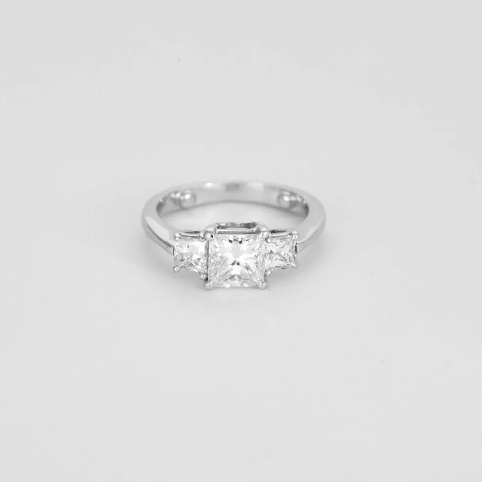 Solitaire trilogie or blanc, diamant princesse 1,50 carat.