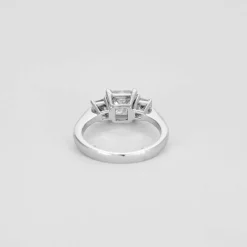 Solitaire trilogie or blanc, diamant princesse 1,50 carat.