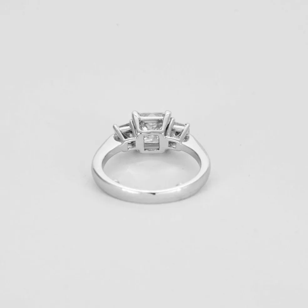 Solitaire trilogie or blanc, diamant princesse 1,50 carat.