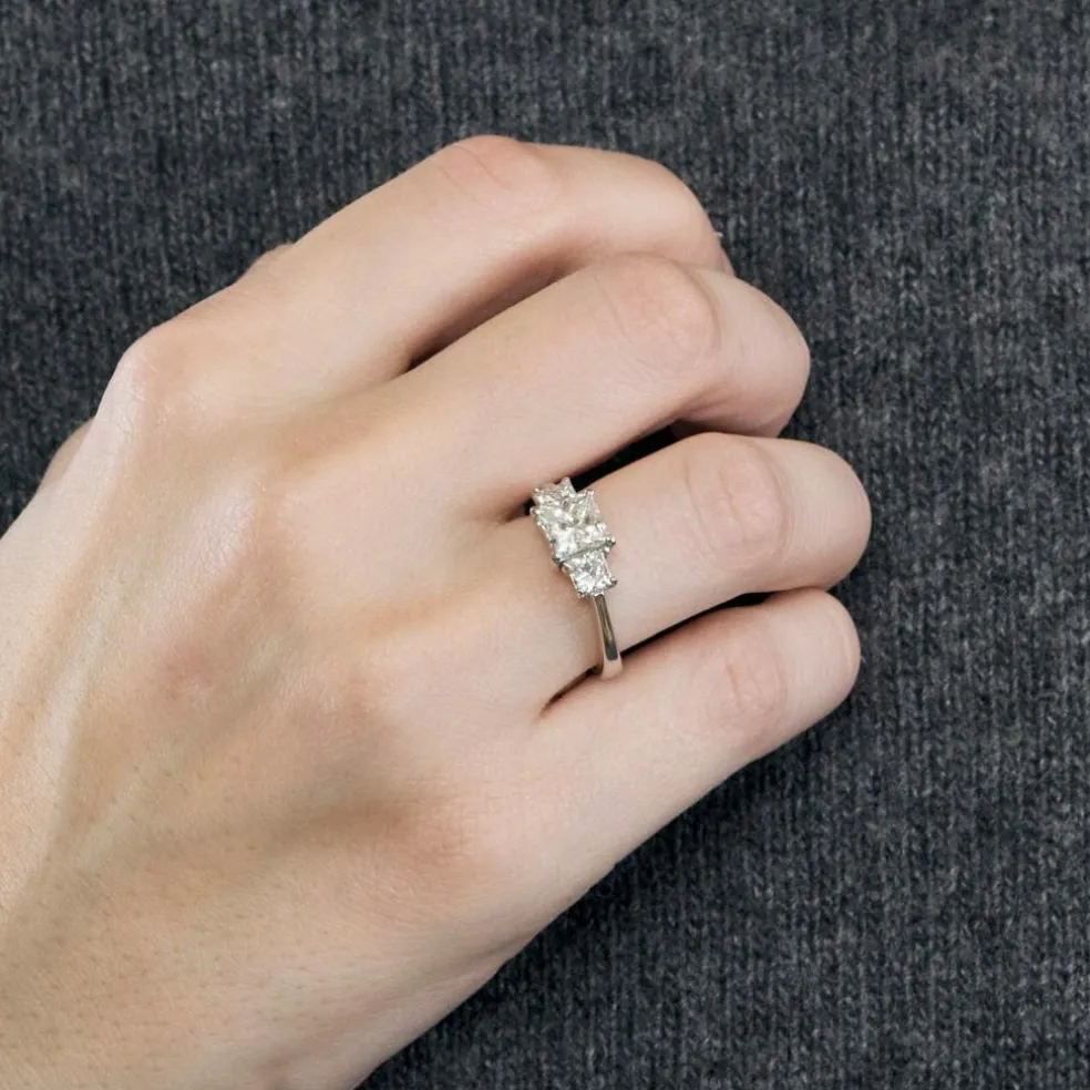 Solitaire trilogie or blanc, diamant princesse 1,50 carat.