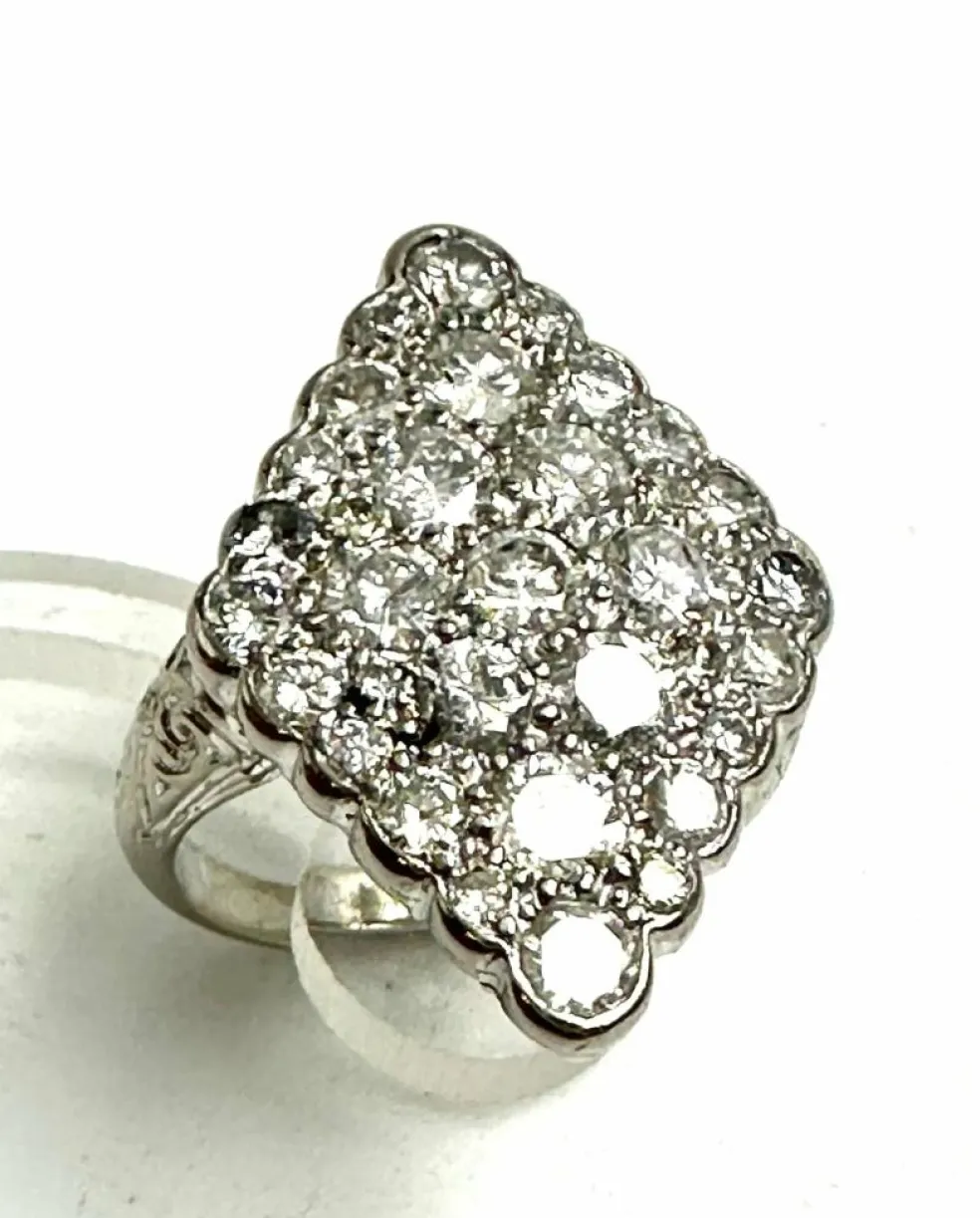 Superbe bague en diamants de forme losange des années 1920