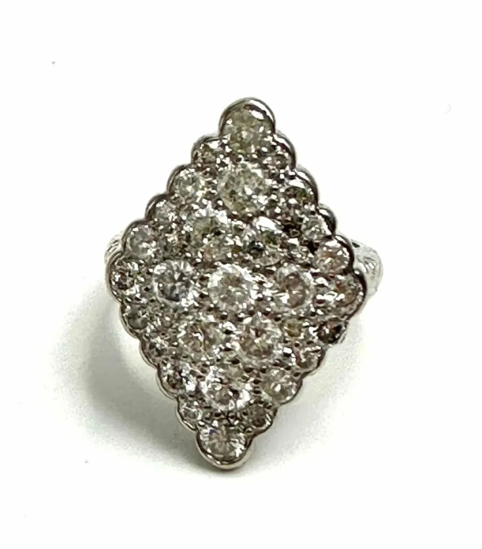 Superbe bague en diamants de forme losange des années 1920