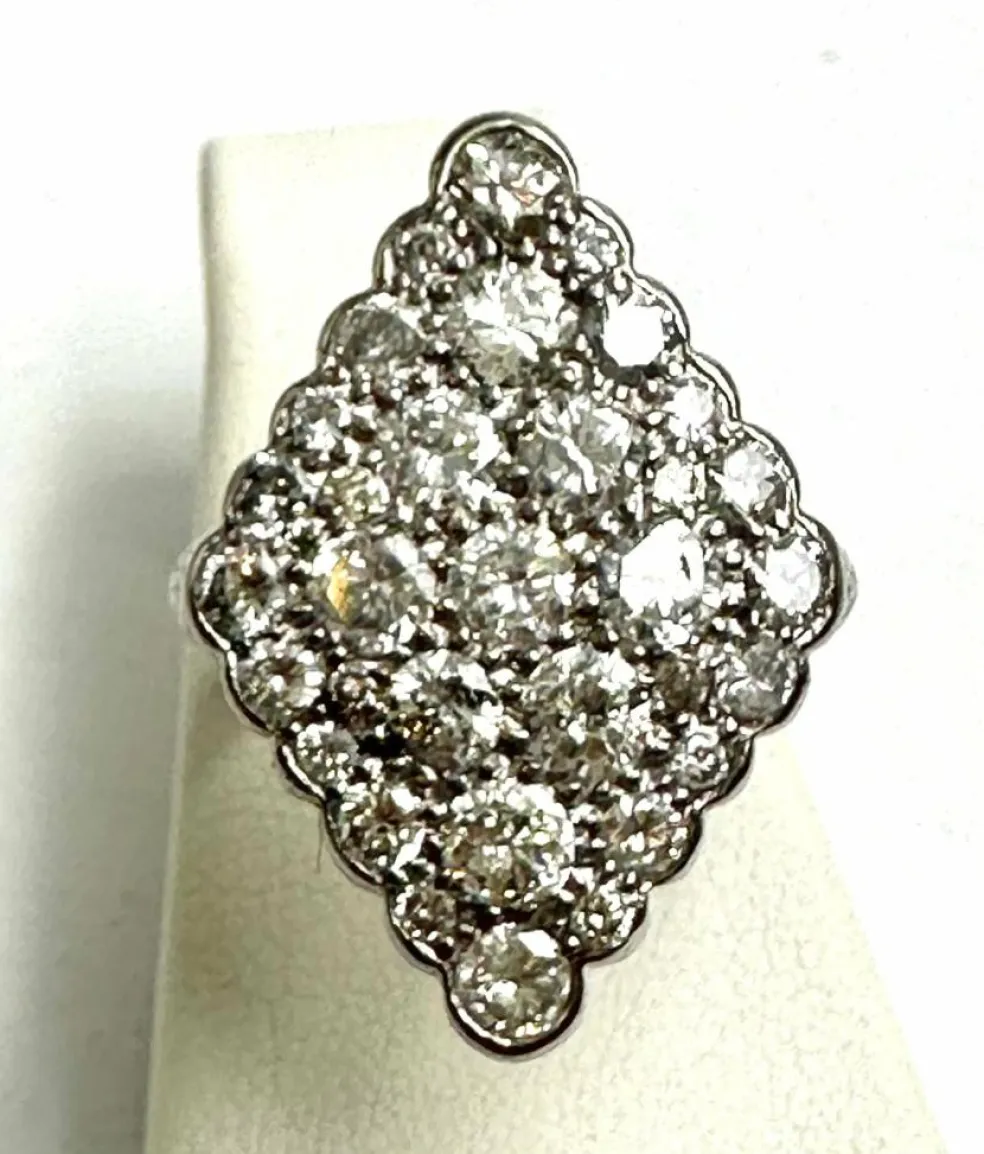 Superbe bague en diamants de forme losange des années 1920