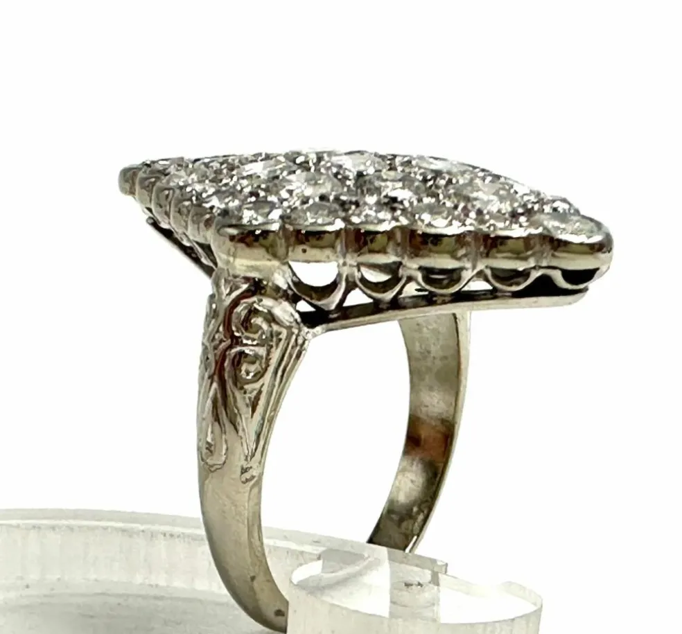 Superbe bague en diamants de forme losange des années 1920