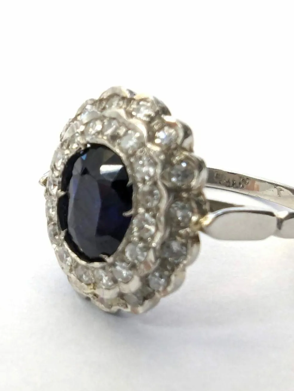 Superbe bague en platine avec saphir et diamants
