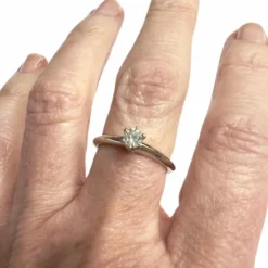 TIFFANY and Co - Bague Solitaire Platine Sertie de Diamants et Alliance Platine