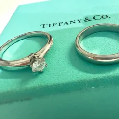 TIFFANY and Co - Bague Solitaire Platine Sertie de Diamants et Alliance Platine