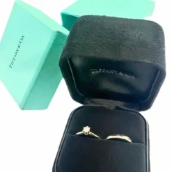 TIFFANY and Co - Bague Solitaire Platine Sertie de Diamants et Alliance Platine