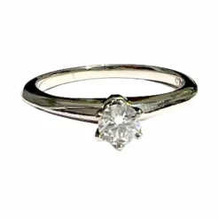 TIFFANY and Co - Bague Solitaire Platine Sertie de Diamants et Alliance Platine