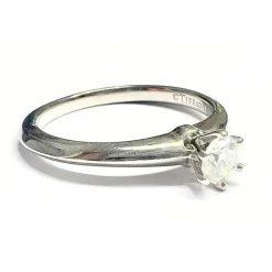 TIFFANY and Co - Bague Solitaire Platine Sertie de Diamants et Alliance Platine