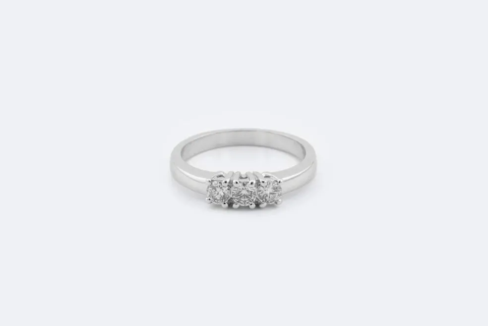 Trilogie en or blanc et diamants