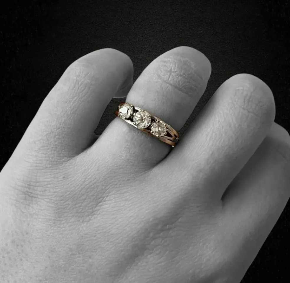 Trilogie en or blanc et diamants