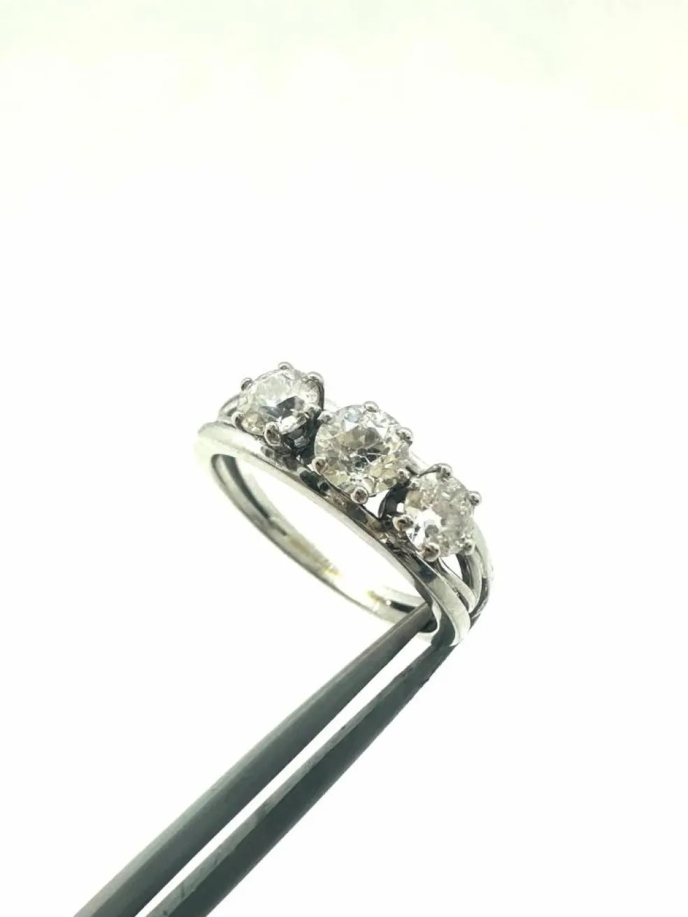 Trilogie en or blanc et diamants