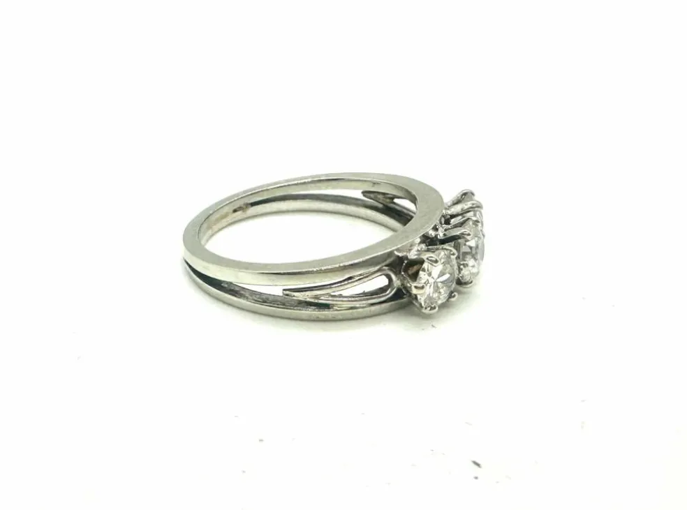 Trilogie en or blanc et diamants