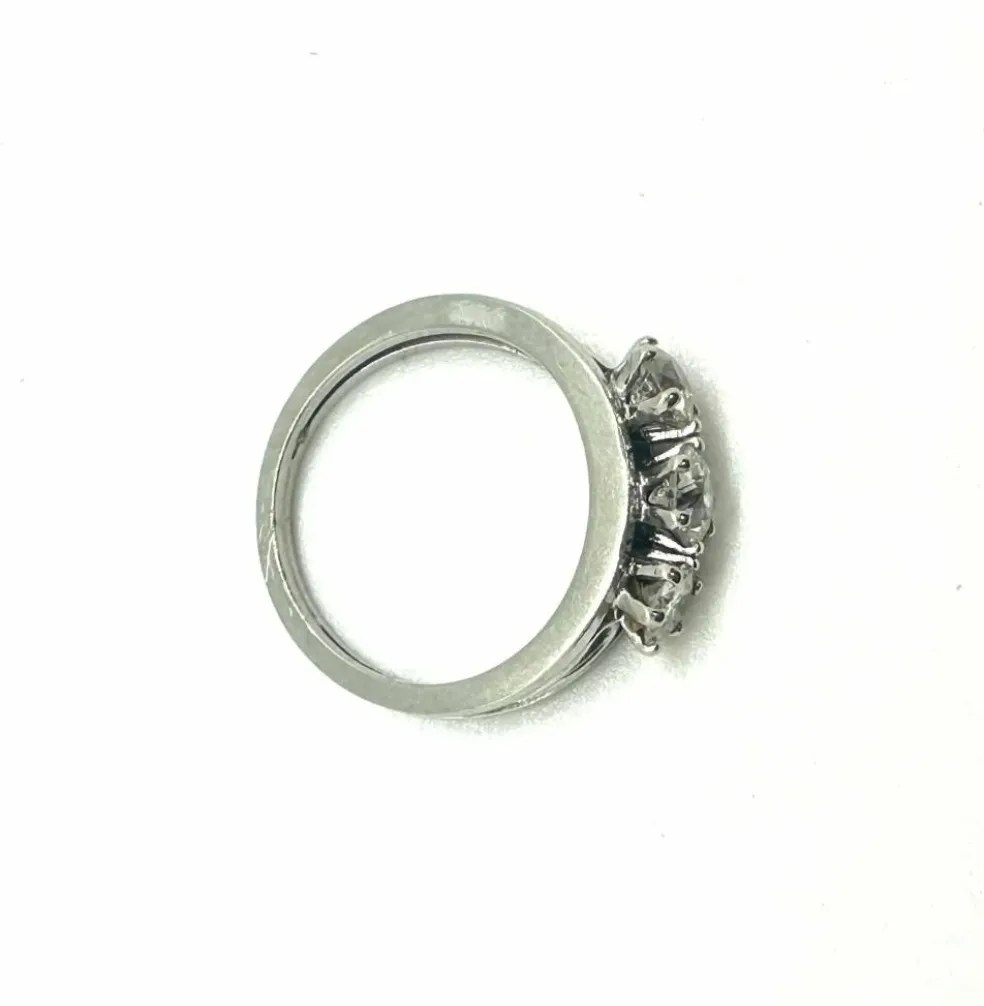 Trilogie en or blanc et diamants