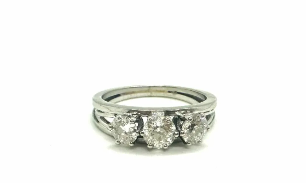 Trilogie en or blanc et diamants