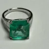 Très belle bague ornée d'une émeraude de Colombie de 7.92 carats