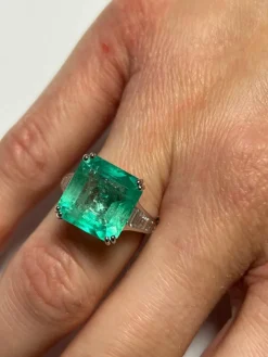 Très belle bague ornée d'une émeraude de Colombie de 7.92 carats