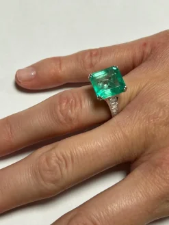 Très belle bague ornée d'une émeraude de Colombie de 7.92 carats