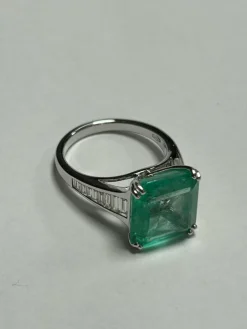 Très belle bague ornée d'une émeraude de Colombie de 7.92 carats