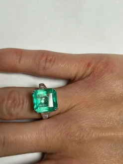 Très belle bague ornée d'une émeraude de Colombie de 7.92 carats