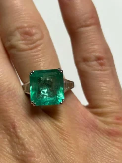 Très belle bague ornée d'une émeraude de Colombie de 7.92 carats