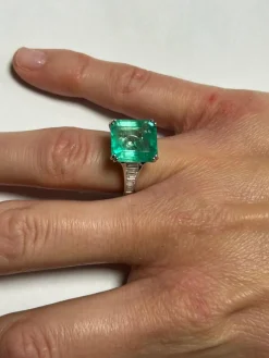 Très belle bague ornée d'une émeraude de Colombie de 7.92 carats