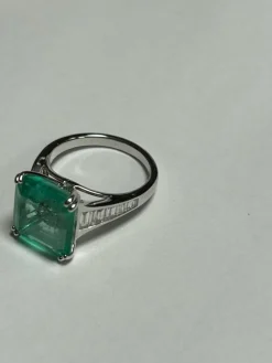 Très belle bague ornée d'une émeraude de Colombie de 7.92 carats