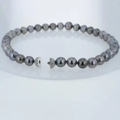 Un collier Tahiti en chute avec un fermoir brillants.
