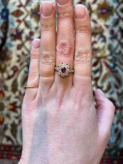 Une bague en diamant de Ruby et Old Mine