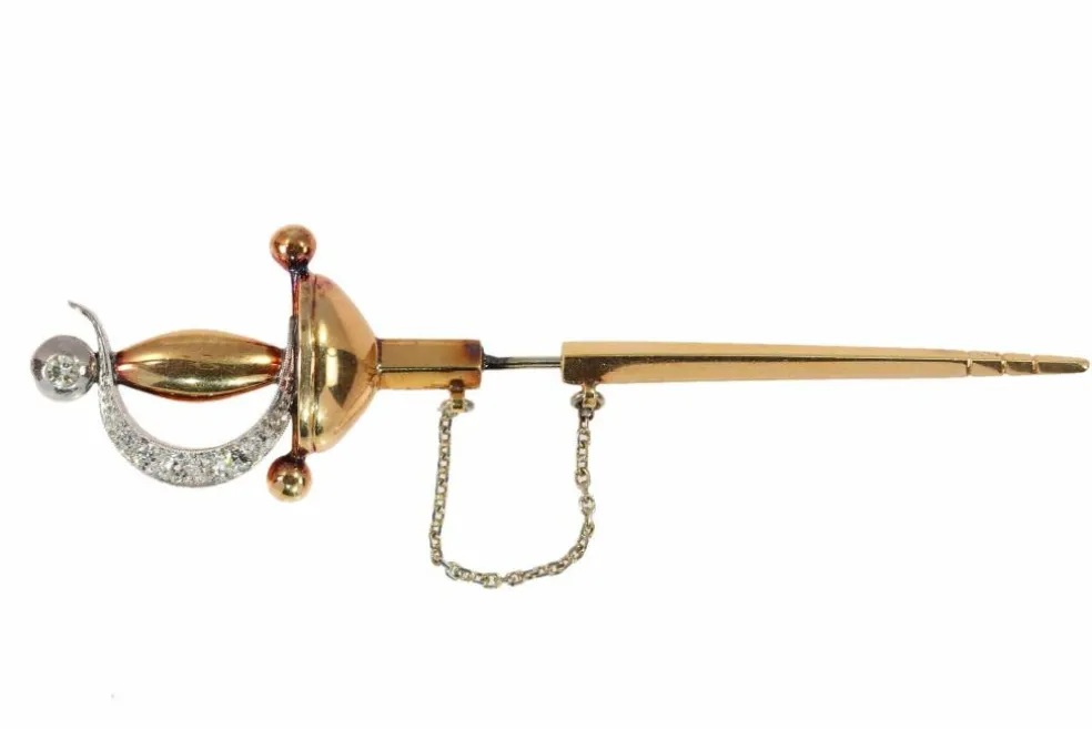 Une broche épée vintage ornée de diamants