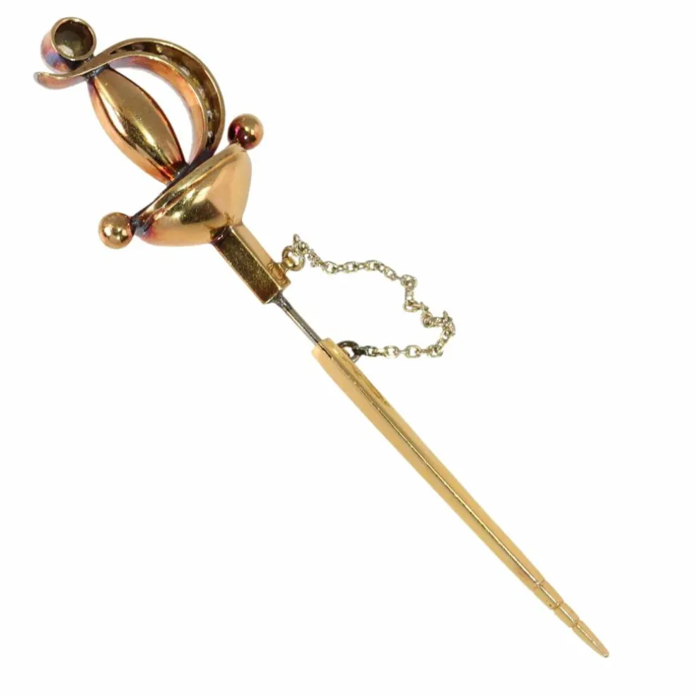 Une broche épée vintage ornée de diamants