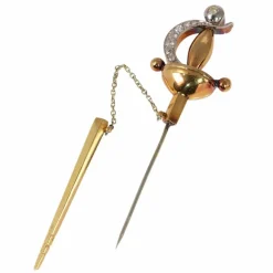 Une broche épée vintage ornée de diamants